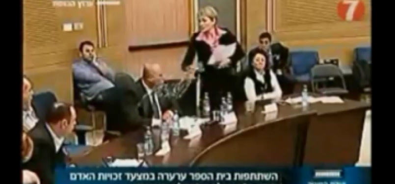 Anggota parlemen Israel, Anastassia Michaeli, tampak menyiramkan segelas air kepada koleganya, Raleb Majadele, saat sidang parlemen, Senin (9/1).