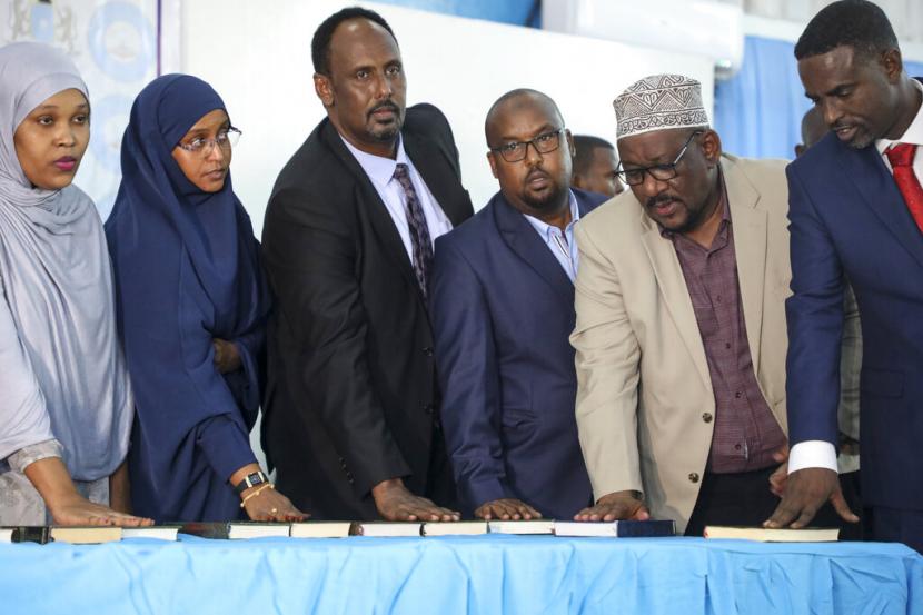 Anggota parlemen Somalia dilantik pada upacara yang diadakan di kamp militer Halane yang dijaga ketat di ibu kota, di Mogadishu, Somalia, Kamis, 14 April 2022.