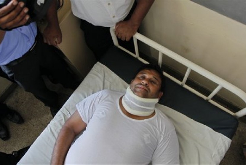 Anggota parlemen Sri Lanka dari Partai Persatuan Nasional yang berkuasa, Sandith Samarasinghe terbaring di kasur rumah sakit di Kolombo, Selasa, 3 Mei 2016. Dia terluka dalam bentrokan di gedung parlemen.