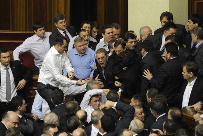 Anggota parlemen Ukraina berkelahi saat sidang pertama anggota parlemen yang baru terpilih di Kiev, Ukraina, Kamis (13/12). (AP/Sergei Chuzavkov)