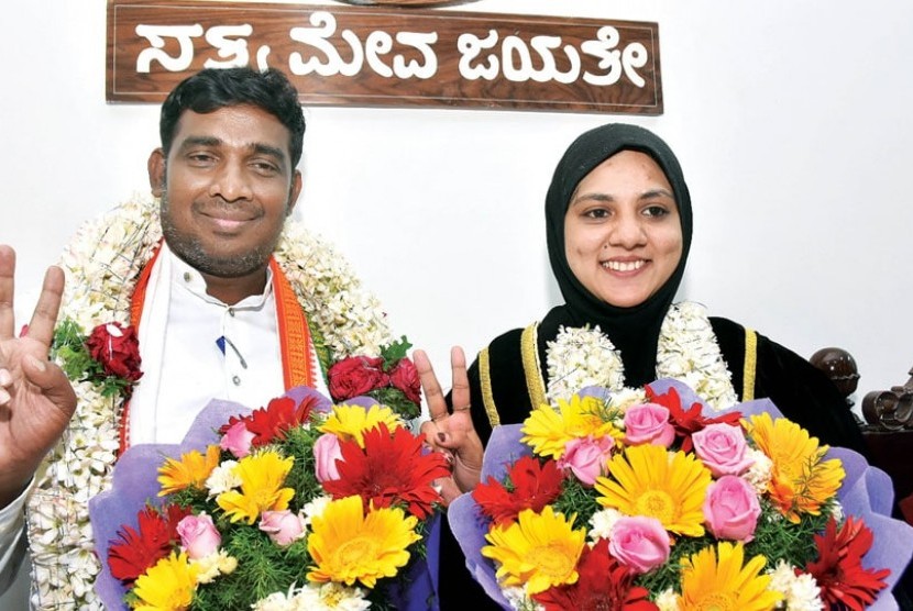 Mysuru Miliki Wali Kota Wanita Muslim Pertama. Anggota Partai Janata Dal (Secular) Tasneem (kanan) menjadi wali kota Muslimah pertama di Mysuru City Corporation (MCC) di negara bagian Karnataka, India. Dia berpose bersama wakilnya.