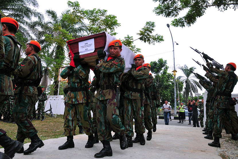 Anggota Paskhas TNI AU mengusung peti jenazah korban jatuhnya pesawat Hercules C-130 Serda Sugianto di Taman Makam Bahagia, Pekanbaru, Riau, Kamis (2/7). (Antara/FB Anggoro)