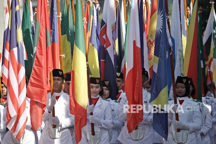 Anggota paskibra saat mengikuti kirab 190 bendera negara peserta Sidang Umum Interpol ke-85.