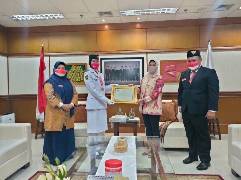 Anggota Paskibraka asal Lampung Aurel Febrina diterima Anggota BPK RI Isma Yatun, Kamis (19/8).