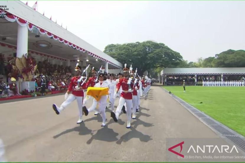 Anggota Paskibraka pembawa baki Bendera Merah Putih, Lilly Indriani Suparman Wenda, hanya mengenakan sepatu sebelah kanan usai mengibarkan Sang Saka Merah Putih di Istana Merdeka, Jakarta, Kamis (17/8/2023).