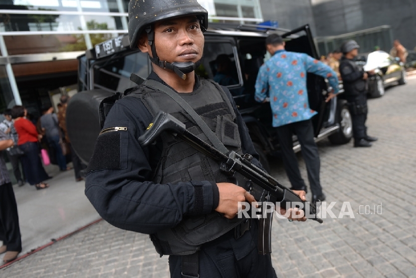 Anggota Paspampres melakukan persiapan pengamanan ekstra saat mengawal Wapres Jusuf Kalla saat menjadi saksi dalam sidang lanjutan kasus korupsi Jero Wacik di Pengadilan Tipikor, Jakarta, Kamis (14/1). 