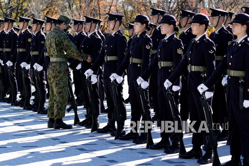  Anggota Pasukan Bela Diri Darat Jepang (JGSDF) bersiap di depan penjaga kehormatan selama peninjauan di JGSDF Camp Asaka di Tokyo, Jepang, Sabtu (27/11). Jepang kemungkinan akan bergabung dengan AS jatuhkan sanksi terhadap Rusia. Ilustrasi.