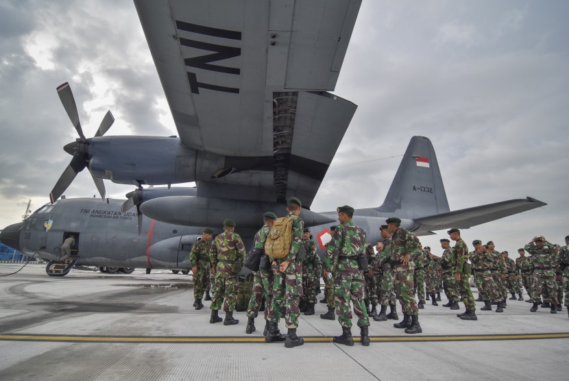 TNI Rehabilitasi Pascagempa Lombok: Anggota pasukan Divisi II Kostrad Batalyon Zeni Tempur (Zipur) 10 Darma Putra Malang tiba di Lombok International Airport (LIA) di Praya, Lombok Tengah, NTB, Jumat (22/2/2019).