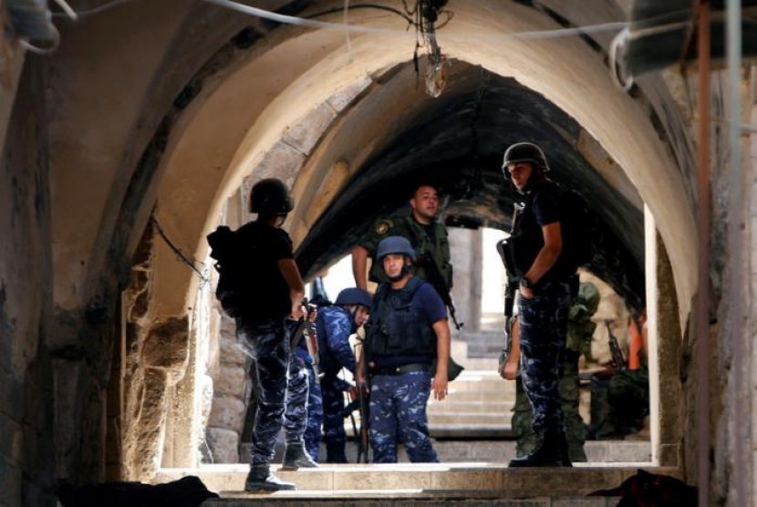 Anggota pasukan keamanan Palestina merazia bangunan-bangunan tua menyusul bentrokan dengan kelompok bersenjata di kota tua Kota Nablus, Tepi Barat 