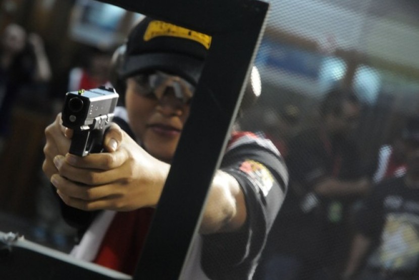 Anggota Pasukan Pengamanan Presiden (Paspampres) melakukan simulasi menembak dalam pra acara kompetisi menembak Danpaspampres Cup VIII 2013 di Lapangan Tembak Markas Komando Paspamres, Jakarta, Rabu (27/3)