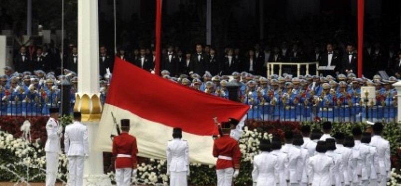 Anggota Pasukan Pengibar Bendera Pusaka (Paskibraka) mengibarkan Sang Saka Merah Putih ketika berlangsungnya upacara peringatan detik-detik Proklamasi di Istana Merdeka, Jakarta, Rabu (17/8). 