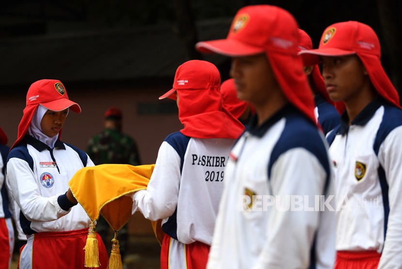 Anggota Pasukan Pengibar Bendera Pusaka (Paskibraka) nasional mengikuti latihan di Lapangan Pusat Pemberdayaan Pemuda dan Olahraga Nasional (PP PON) Cibubur, Jakarta, Jumat (9/8/2019). 