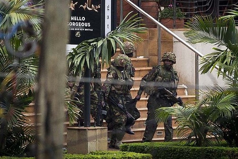 Anggota pasukan pertahanan Kenya terlihat menggotong seorang rekannya yang terluka keluar dari Westgate Mall, Kenya.