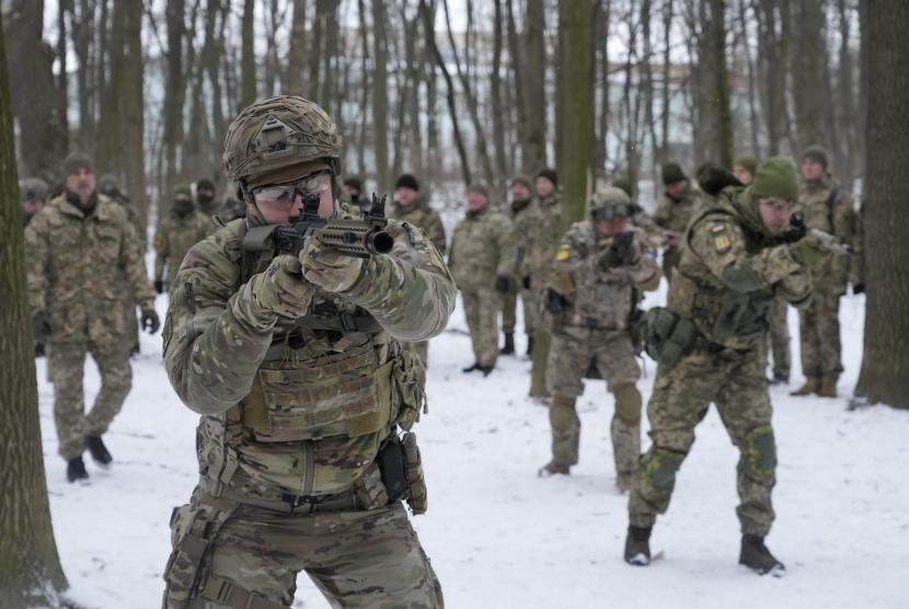 Anggota Pasukan Pertahanan Teritorial Ukraina, unit militer sukarelawan Angkatan Bersenjata, berlatih di taman kota di Kyiv, Ukraina, 22 Januari 2022.