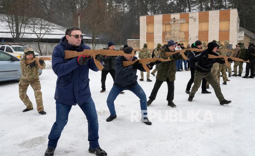  Anggota Pasukan Pertahanan Teritorial Ukraina, unit militer sukarelawan Angkatan Bersenjata, berlatih di dekat Kyiv, Ukraina, Sabtu, 5 Februari 2022. Ratusan warga sipil telah bergabung dengan tentara cadangan Ukraina dalam beberapa pekan terakhir di tengah kekhawatiran tentang invasi Rusia.