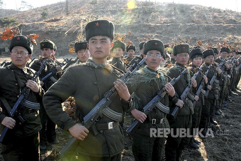 Anggota pasukan Tani bersenjata ikut dalam latihan militer yang dipimpin langsung oleh Presiden Korea Utara Kim Jong Un