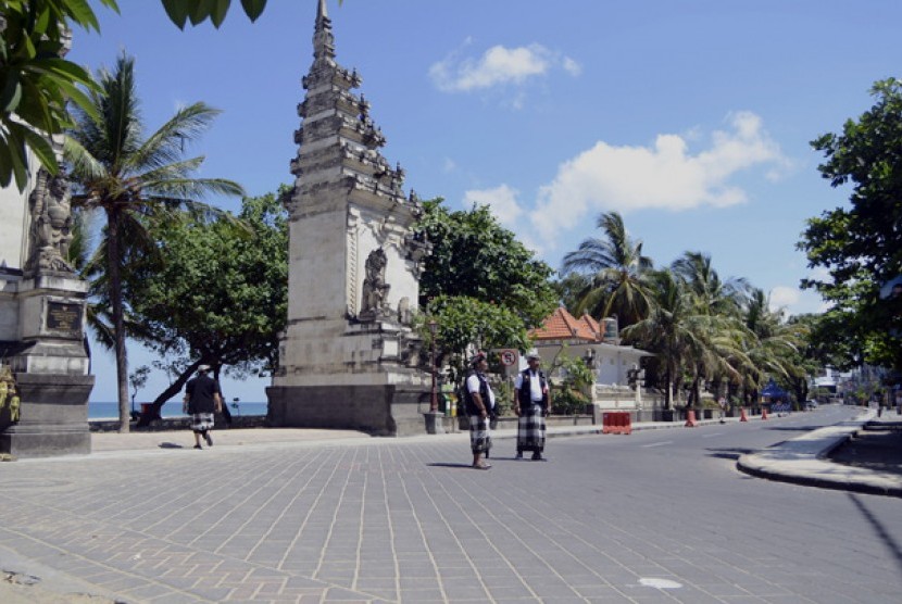 Anggota Pecalang atau satuan pengamanan adat Bali memantau situasi jalan pantai saat pelaksanaan Hari Raya Nyepi di Pantai Kuta, Bali, Senin (31/3).