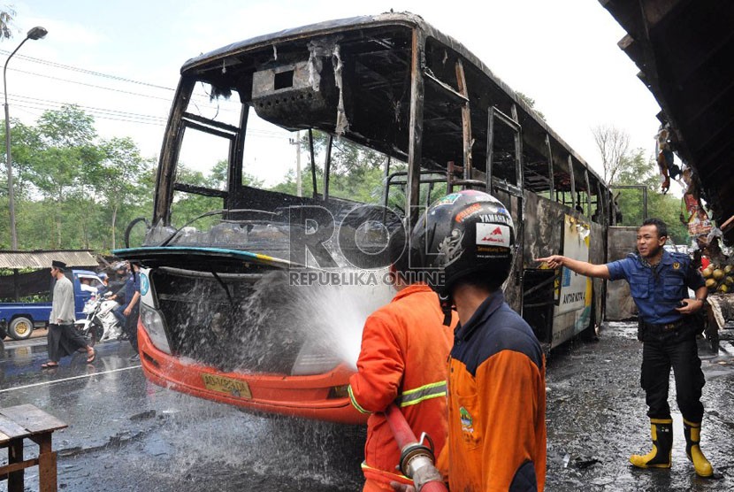 Bus Rosalia Indah terbakar. (Ilustrasi)