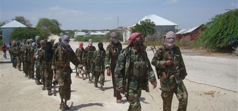 Anggota pemberontak Somalia 'Al-Shabab melakukan patroli di daerah pinggiran Mogadishu pada awal Maret lalu.