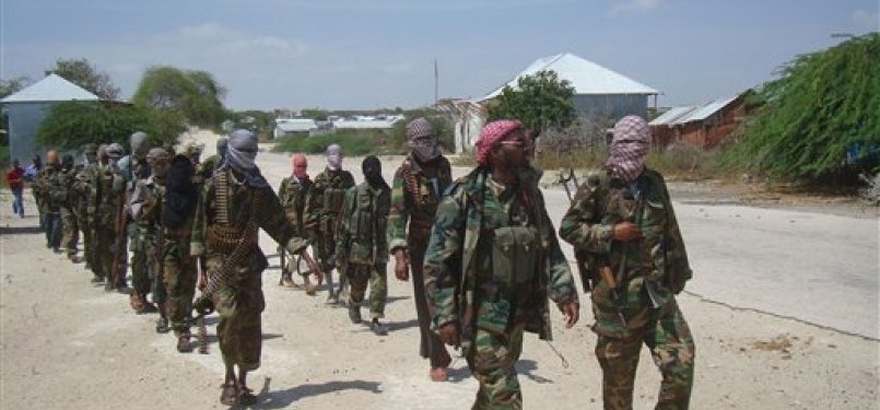 Anggota Oposisi Somalia 'Al-Shebab melakukan patroli di daerah pinggiran Mogadishu.