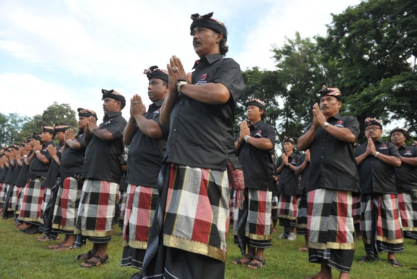 Anggota pengamanan adat Bali atau Pecalang memberi penghormatan dalam Gelar Pasukan Pengamanan Kongres IV PDI-P di Sanur, Bali, Selasa (7/4).
