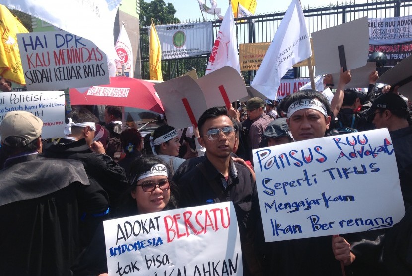 anggota Peradi (Perhimpunan Advokad Indoneisa) menggelar aksi unjuk rasa menolak pengesahan RUU Advokat yang kini tengah dibahas di Komisi III DPR.