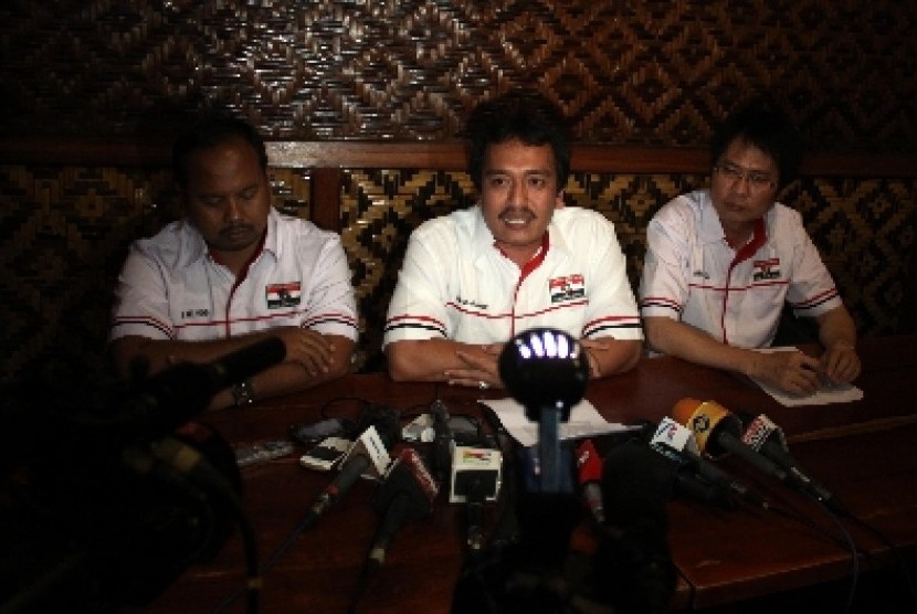Anggota Perhimpunan Pergerakan Indonesia (PPI) (dari kiri) Sri Mulyono, Ma'mun Murod Al Barbasy, dan Carel Ticualu memberi keterangan kepada wartawan di Jakarta, Rabu (23/10).