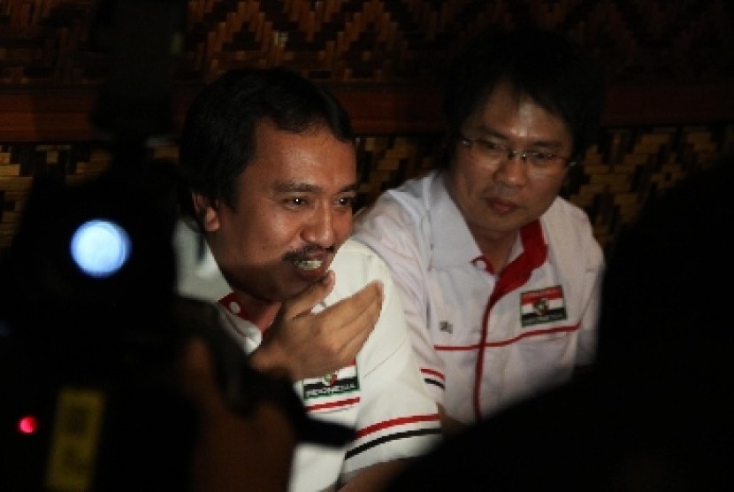 Anggota Perhimpunan Pergerakan Indonesia (PPI) Ma'mun Murod Al Barbasy (kiri)