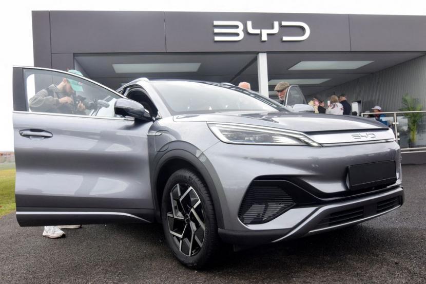 Jurnalis dan masyarakat umum melihat SUV listrik Atto 3 buatan produsen mobil China BYD, di pameran dagang kendaraan listrik Fully Charged Live di Farnborough, Inggris, 28 April 2023.