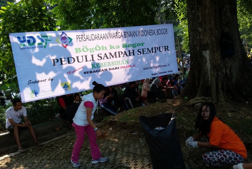 Anggota Persatuan Warga Binaan Indonesia (PWBI) Bogor aktif mengumpulkan dan membersihkan sampah pada acara peduli sampah yang diadakan di Lapangan Sempur Bogor, Jawa Barat, Ahad (11/10).