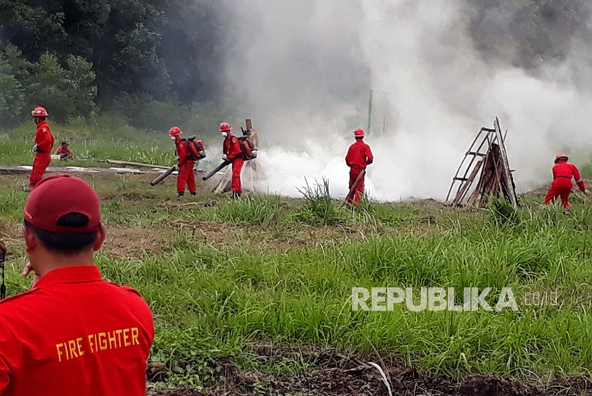 Anggota personil Fire Fighter Management Sinar Mas Forestry Region Palembang, Senin (14/5) melaksanakan simulasi  pemadaman karhutla di pusat latihan Sungai Baung yang ada di PT OKI Pulp & Paper. 