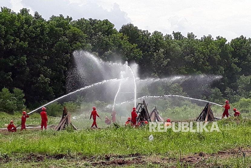 Anggota personil Fire Fighter Management Sinar Mas Forestry Region Palembang, Senin (14/5) melaksanakan simulasi  pemadaman karhutla di pusat latihan Sungai Baung yang ada di PT OKI Pulp & Paper. 