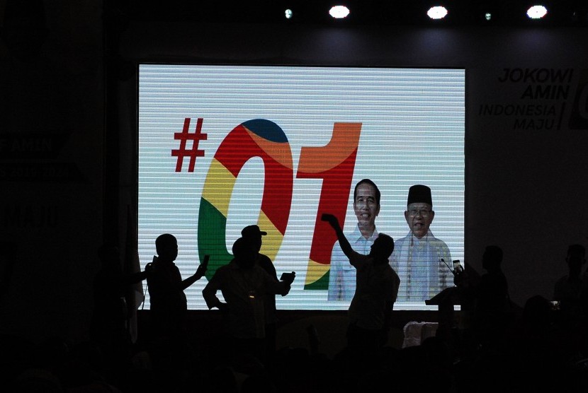 Anggota perwakilan partai politik berfoto dengan latar gambar pasangan calon presiden/wakil presiden nomor urut 01 saat Deklarasi Tim Kampanye Daerah (TKD) Jokowi-Ma'ruf Amin Provinsi Jambi di Jambi, Minggu (16/12/2018).