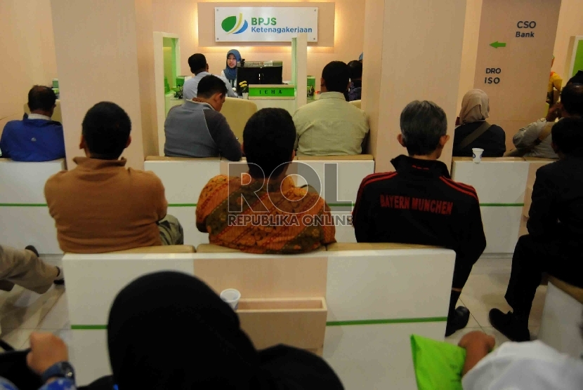 Anggota peserta Badan Penyelenggara Jaminan Sosial (BPJS) Ketenegakerjaan mengantre menunggu pelayanan di kantor cabang BPJS Ketenagakerjaan di Jakarta, Rabu (26/8).