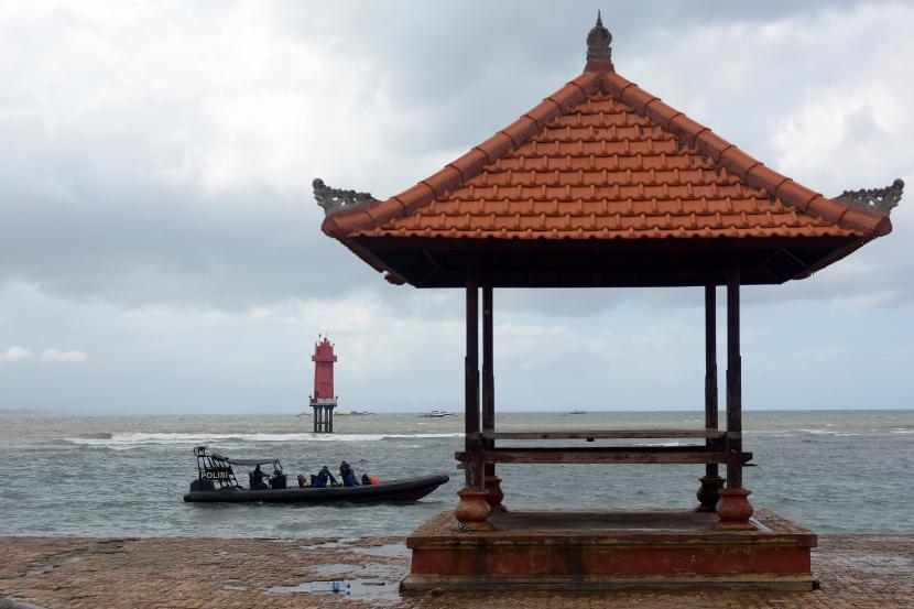 Anggota Polair berpatroli menggunakan kapal cepat saat memantau kondisi cuaca buruk di Pantai Sanur, Denpasar, Bali (ilustrasi)