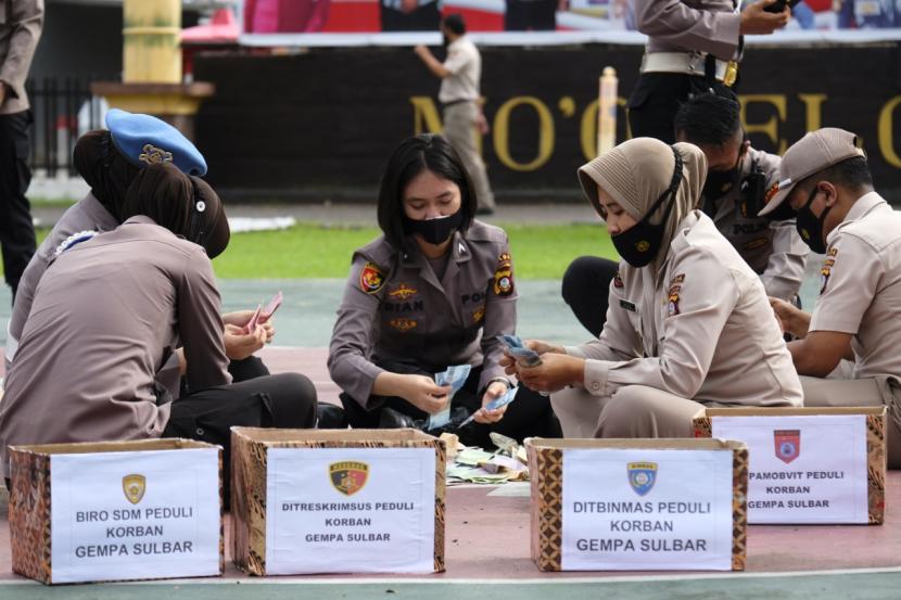 Anggota Polda Gorontalo menghimpun dana untuk korban gempa Sulbar. 