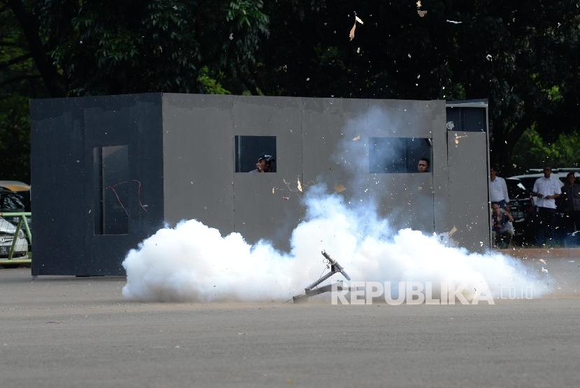 Anggota Polda Metro Jaya melakukan adegan simulasi penanganan terorisme dan penanggulangan narkotika di lapangan parkir timur, Senayan, Jakarta, Kamis (26/5).  (Republika/ Yasin Habibi)