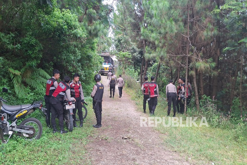 Anggota Polisi Berjaga di Dekat Kandang Karantina di Kawasan Lembang Park and Zoo, Kabupaten Bandung Barat Tempat Disimpannya Macan Tutul yang Disebut Lepas.
