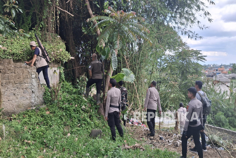 Anggota Polisi Berjaga di Dekat Kandang Karantina di Kawasan Lembang Park and Zoo, Kabupaten Bandung Barat Tempat Disimpannya Macan Tutul yang Disebut Lepas.