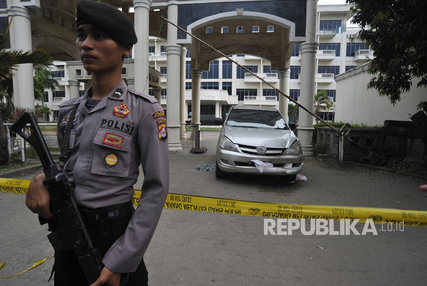 Anggota polisi berjaga di depan mobil milik kawanan penyelundup narkoba jenis sabu asal Taiwan di gerbang eks Hotel Mandalika, Anyer, Serang, Banten, Kamis (13/7).