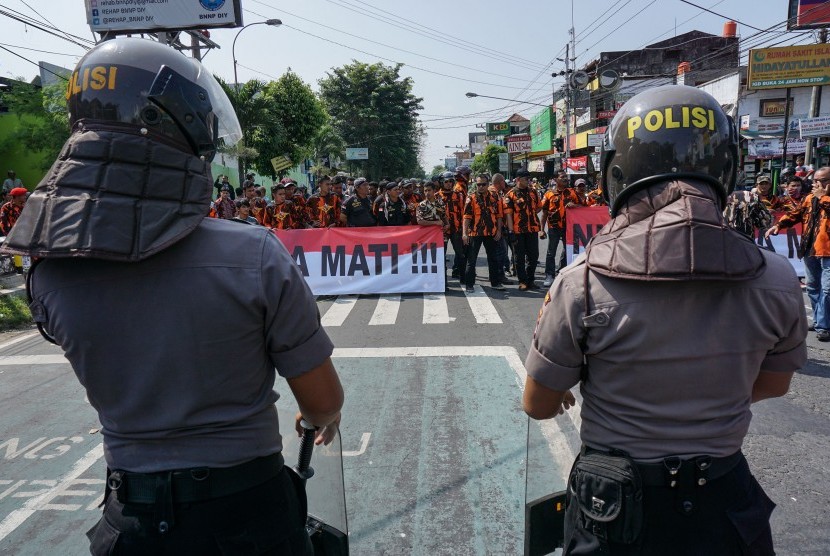 Anggota polisi berjaga saat aksi tolak OPM di depan Asrama Mahasiswa Papua, DI Yogyakarta, Jumat (15/7). 