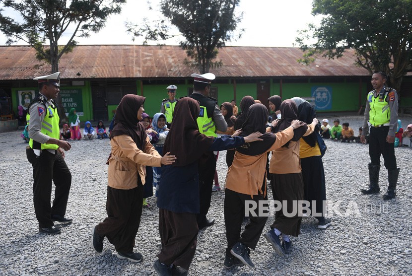 Anggota polisi bermain dengan siswa SD Yayasan Pendidikan Islam (Yapis) Kota Wamena, Kabupaten Jayawijaya, Papua (ilustrasi).
