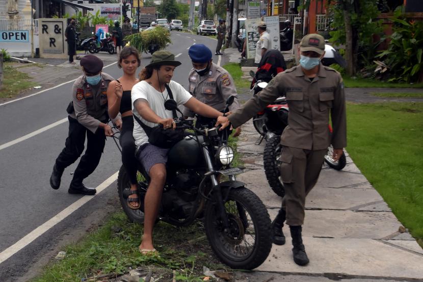 Kantor Imigrasi Ngurah Rai, Bali, mengusir warga negara asing (WNA) asal Inggris yang sebelumnya menampar polisi ketika melanggar lalu lintas.