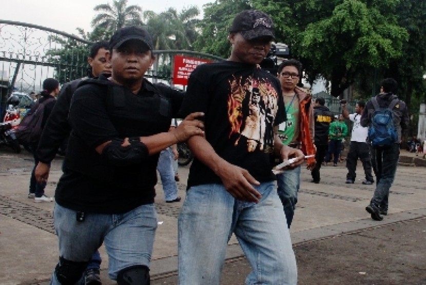 Anggota polisi dan TNI merazia preman di kawasan Monas, Jakarta Pusat, Kamis (26/6). 
