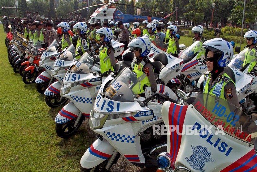 Anggota polisi dari berbagai satuan mengikuti gelar pasukan Operasi Mantap Praja Candi 2018 dalam rangka pengamanan Pilkada Jateng, di Semarang, Jawa Tengah, Jumat (5/1). 
