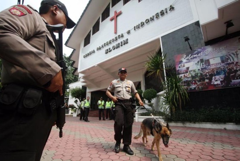 Anggota Polisi dari Mapolres Sidoarjo melakukan pengamanan di Gereja Pantekosta Elohim Sidoarjo, Jawa Timur, Kamis (28/3).