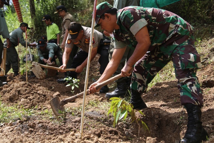 Anggota Polisi Hutan, Polisi, dan TNI menanam bibit pohon saat reboisasi di lereng gunung Wilis Desa Joho, Kediri, Jawa Timur (ilustrasi)