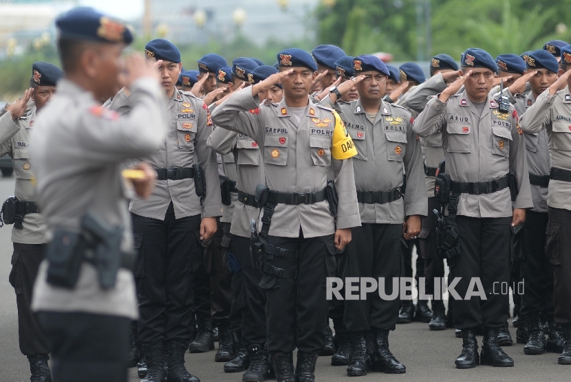 Anggota Polisi melakukan apel persiapan aksi 212 di kawasan Monas, Jakarta, Kamis (1/12).