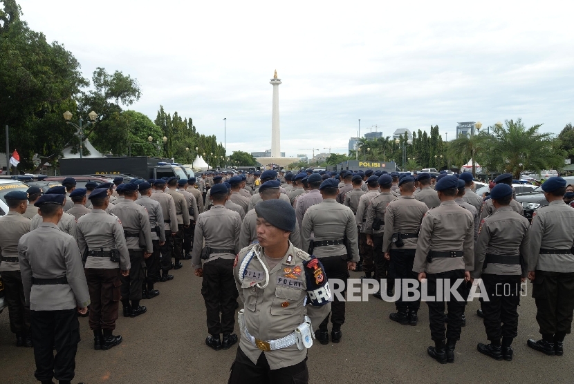 Anggota Polisi melakukan apel persiapan aksi 212 di kawasan Monas, Jakarta, Kamis (1/12).