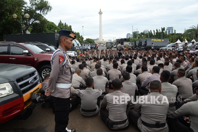 Anggota Polisi melakukan apel persiapan aksi 212 di kawasan Monas, Jakarta, Kamis (1/12).